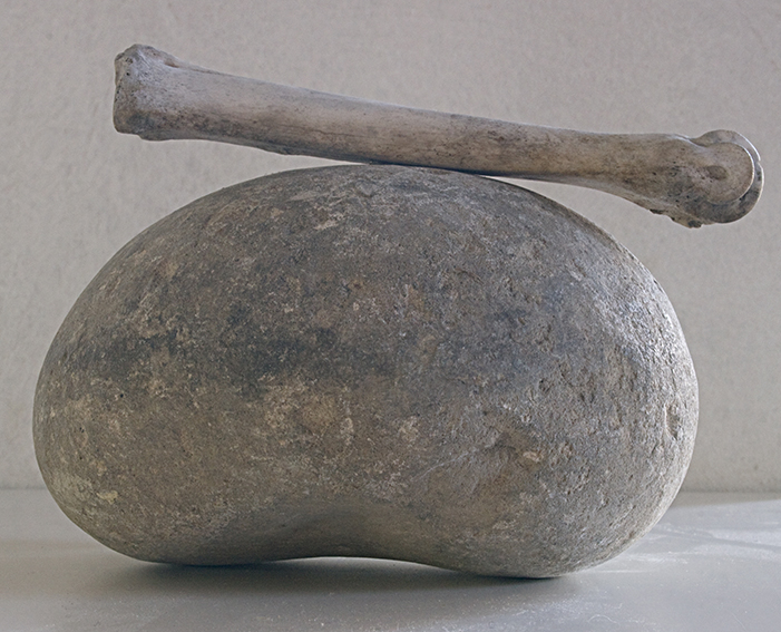 Sculpture, os de marmotte et Galet de torrent